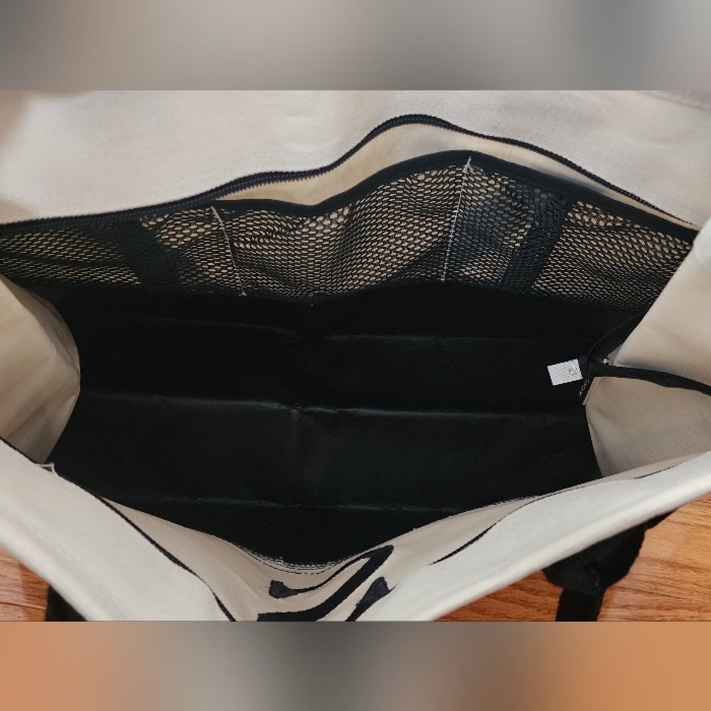 Stylish Black and White Tote Bag - Picture 4 of 8